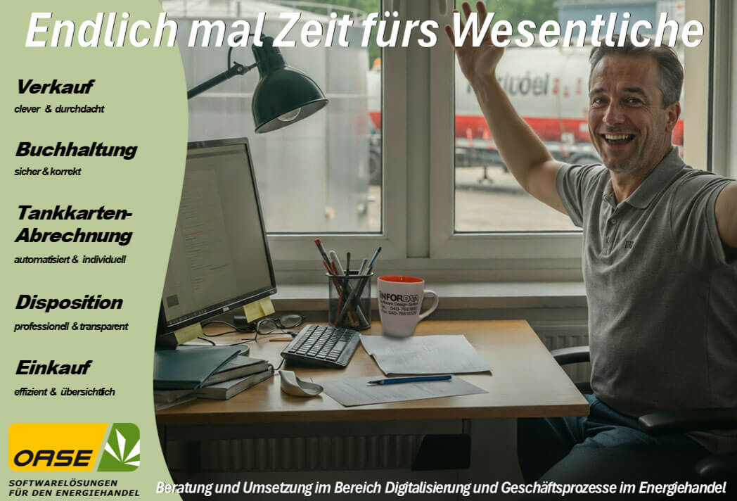 Mann sitzt jubelnd an einem Schreibtisch im Büro. Vor ihm Monitor und Lampe, im Hintergrund LKWs vor dem Fenster. {{brizy_dc_image_alt imageSrc=